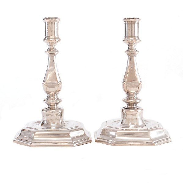 Pair of Baroque silver candlesticks ny Müller, Berlin, circa 1750. H: 18cm