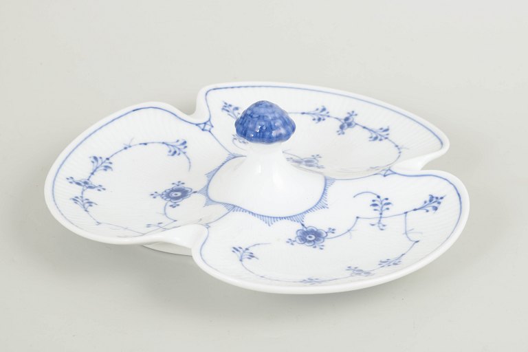 Royal CopenhagenSjældent Musselmalet riflet cabaretfad, 1920’erne.