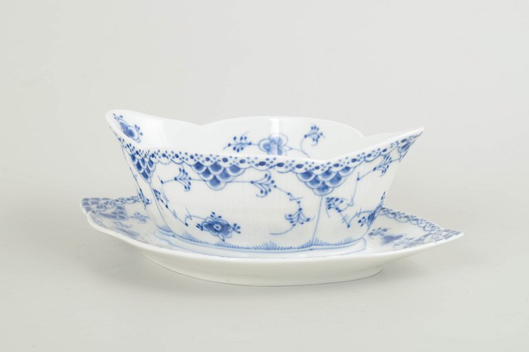 Royal CopenhagenMusselmalet halvblonde sauciere, 1980’erne.
