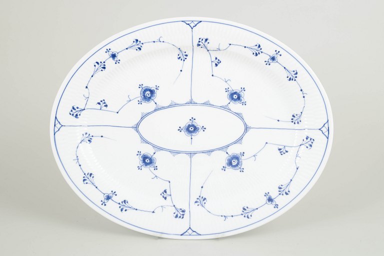 Royal CopenhagenMusselmalet riflet ovalt serveringsfad, 1920’erne.