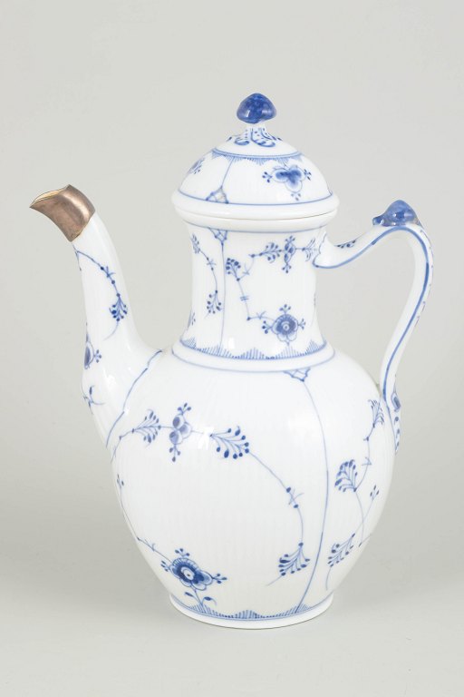 Royal CopenhagenMusselmalet riflet kaffekande med sølvmontering, ca. 1920’erne.