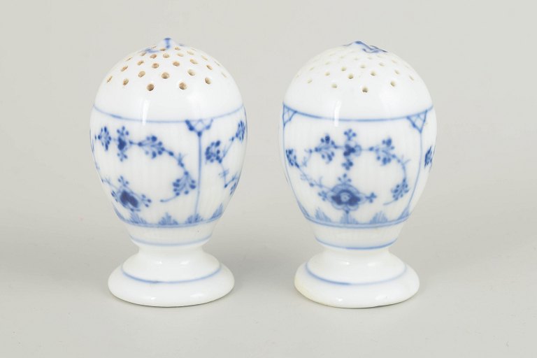 Royal CopenhagenMusselmalet riflet salt- og pebersæt, ca. 1900.