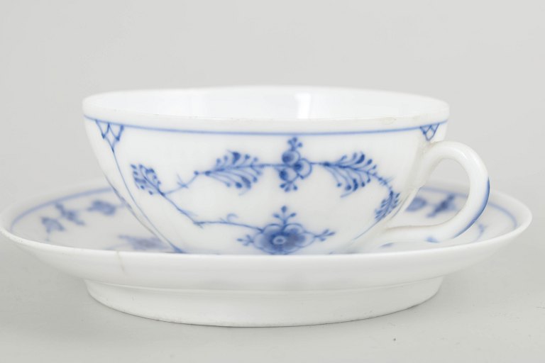 Royal CopenhagenMusselmalet Riflet demitassekop med underkop, 1890’erne.