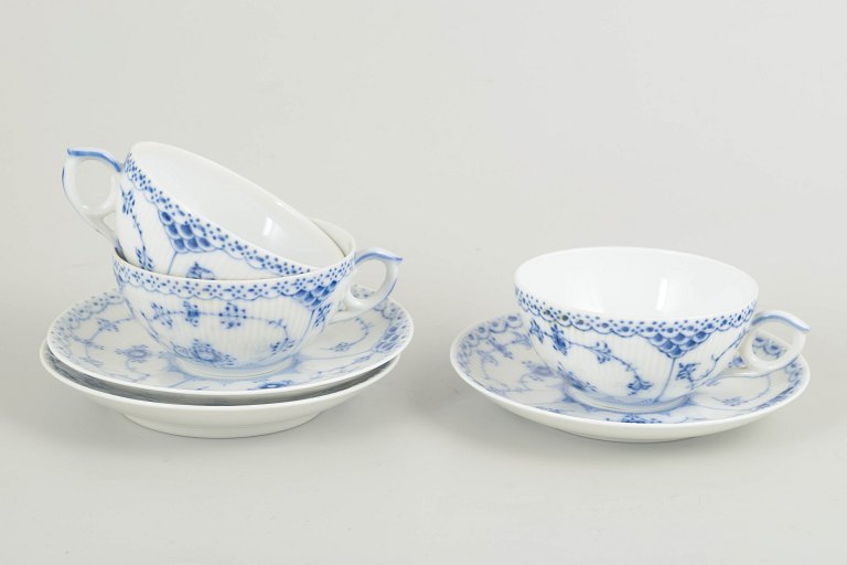 Royal CopenhagenMusselmalet halvblonde tekopper med underkopper, sæt af 3, 1980’erne.