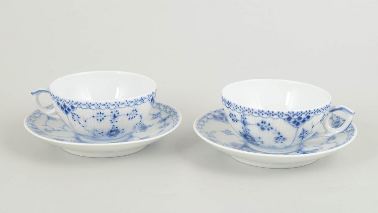 Royal CopenhagenMusselmalet halvblonde tekopper med underkopper, 1980’erne.