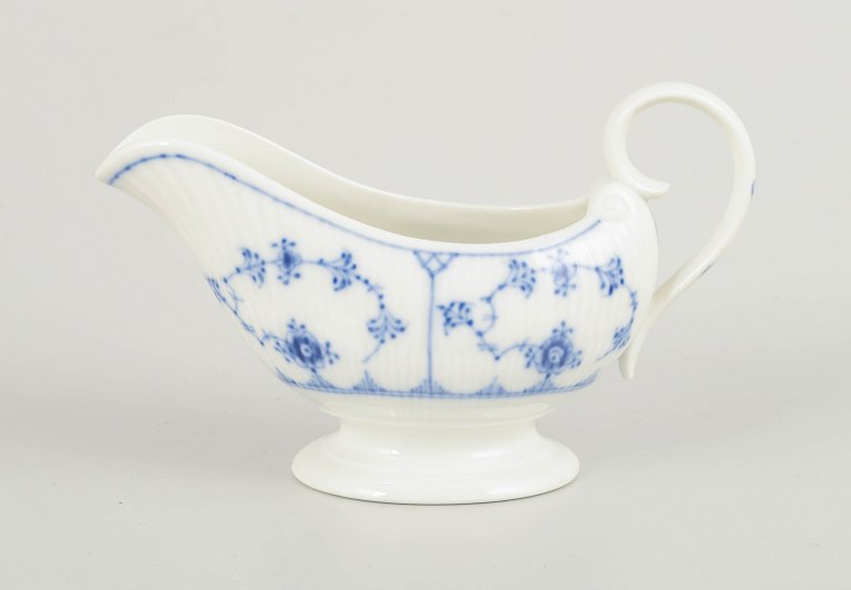 Royal Copenhagen Musselmalet Riflet lille saucekande, 1963.
