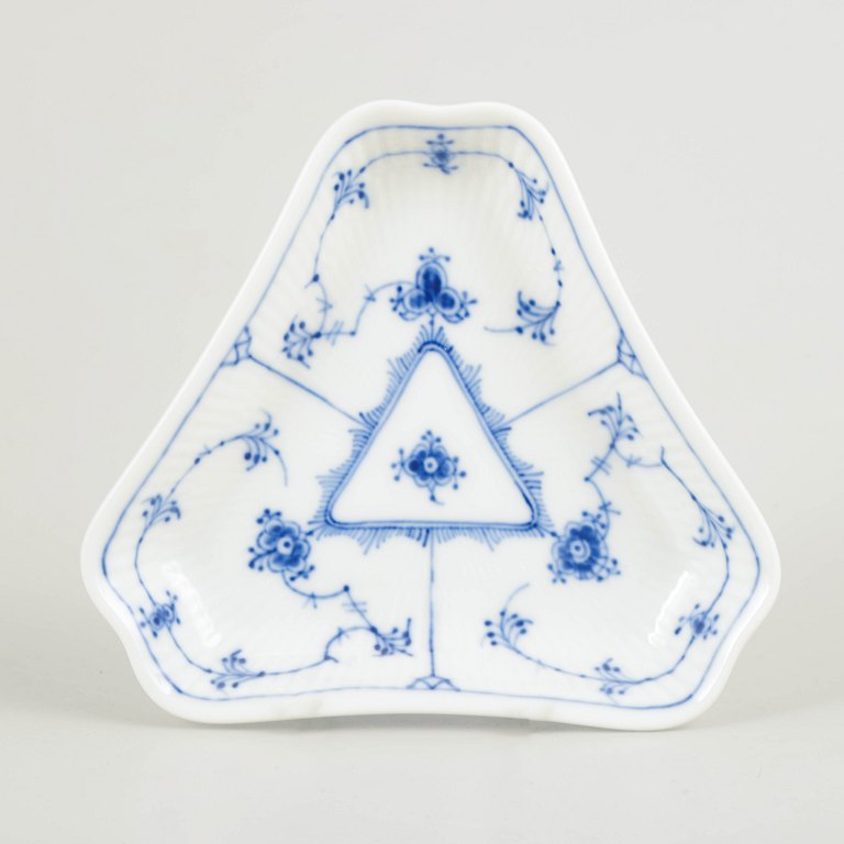 Royal Copenhagen Musselmalet Riflet trekantet asiet, 1960’erne.