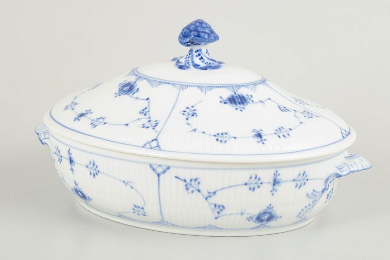 Royal Copenhagen Musselmalet Riflet oval terrin med låg, 1962.
