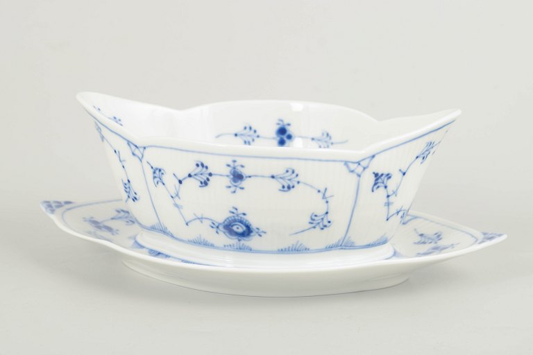 Royal Copenhagen Musselmalet Riflet sauciere med fast underfad, 1967.