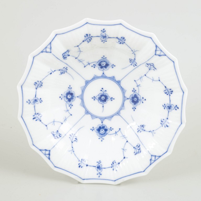 Royal Copenhagen Musselmalet Riflet fad, 1930’erne.