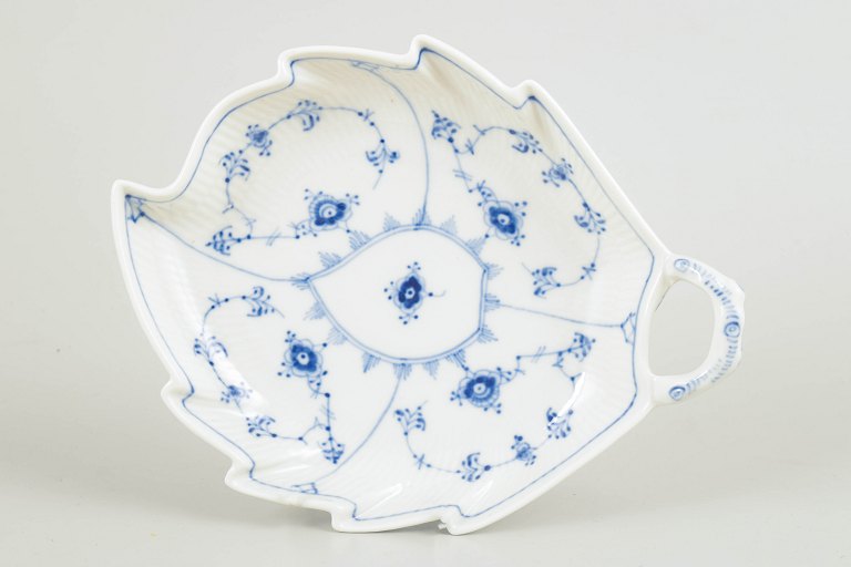 Royal Copenhagen Musselmalet Riflet fad med hank, 1966.