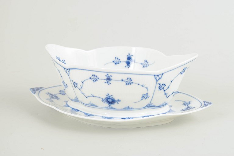 Royal CopenhagenMusselmalet riflet saucebåd med underfad, 1967.