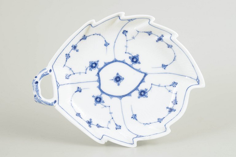 Royal CopenhagenMusselmalet riflet bladformet fad, midten af 1800-tallet.