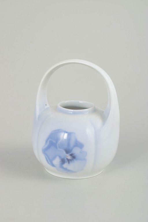 Royal Copenhagen, Art Nouveau vase med hank.