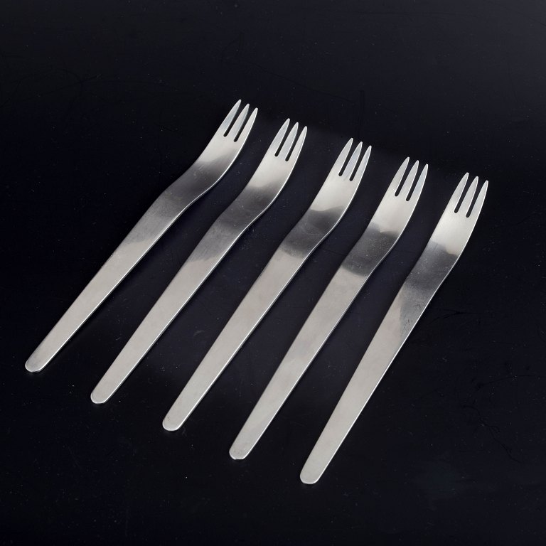 Arne Jacobsen for Georg Jensen. Modernistisk AJ bestik.Fem middagsgafler i rustfrit stål.