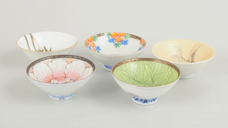 Sæt med 5 små kinesiske porcelænsskåle, hånddekorerede.
