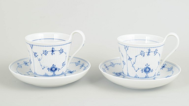 Royal Copenhagen, Musselmalet riflet store krus med matchende  underkopper, sæt på 2.