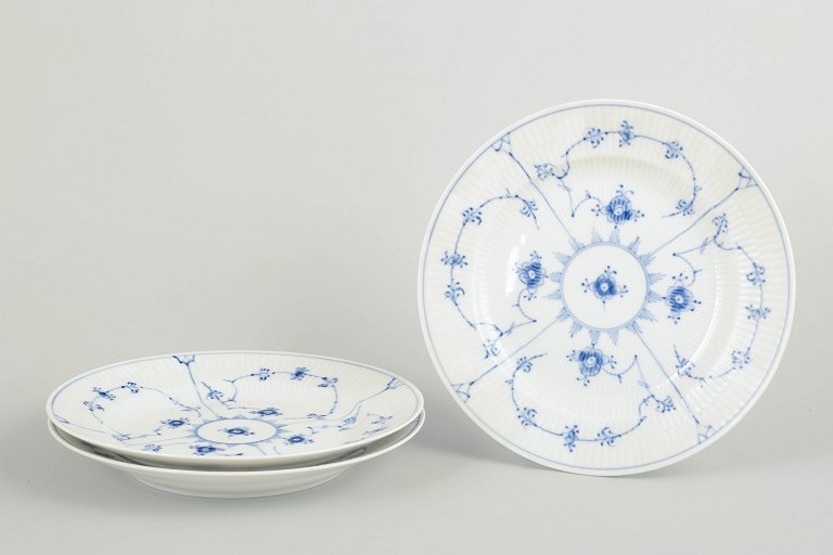 Royal Copenhagen Musselmalet Riflet, sæt af tre middagstallerkener.