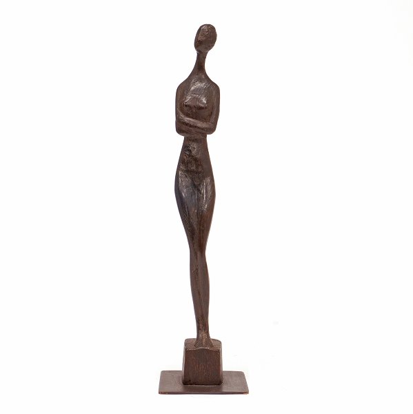 Otto P.-figur. Otto Pedersen, 1905-95, kvindefigur udført i træ. Signeret "Otto P". H: 54cm