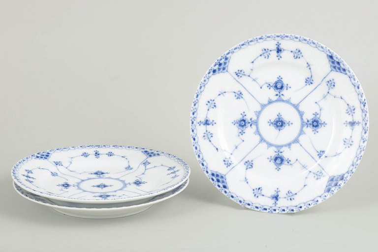 Royal Copenhagen Musselmalet Halvblonde sæt af tre tallerkener.