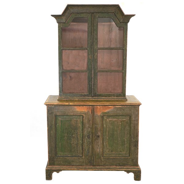 Svensk barok vitrine. Underdel med låger bag hvilke hylder. Sverige ca. år 1750. H: 221cm. B: 120cm. D: 51cm