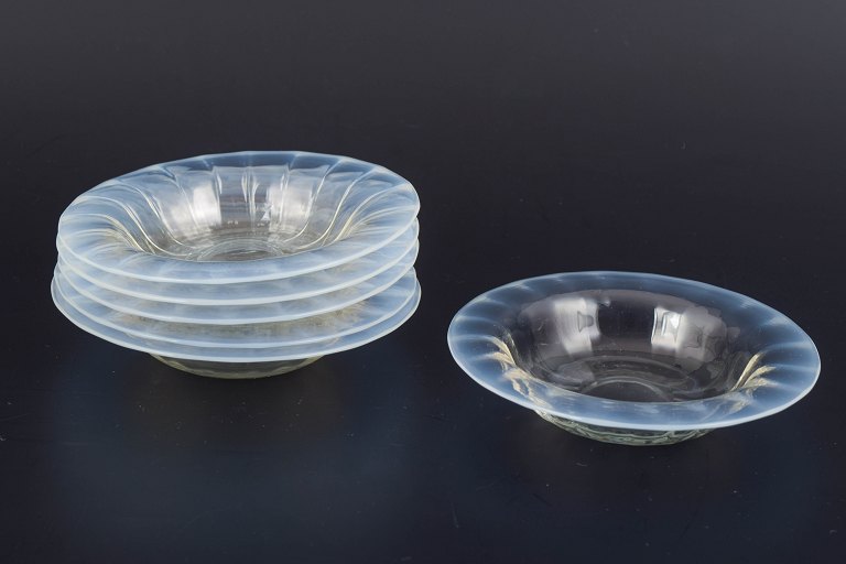 Sæt med seks små kunstglasskåle.