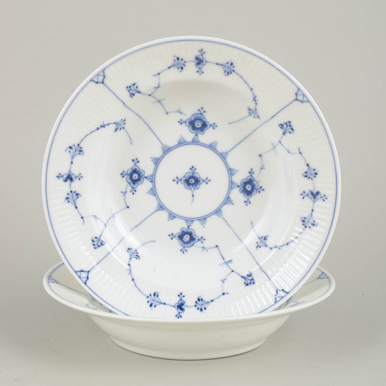 Royal Copenhagen Musselmalet Riflet to dybe tallerkener.