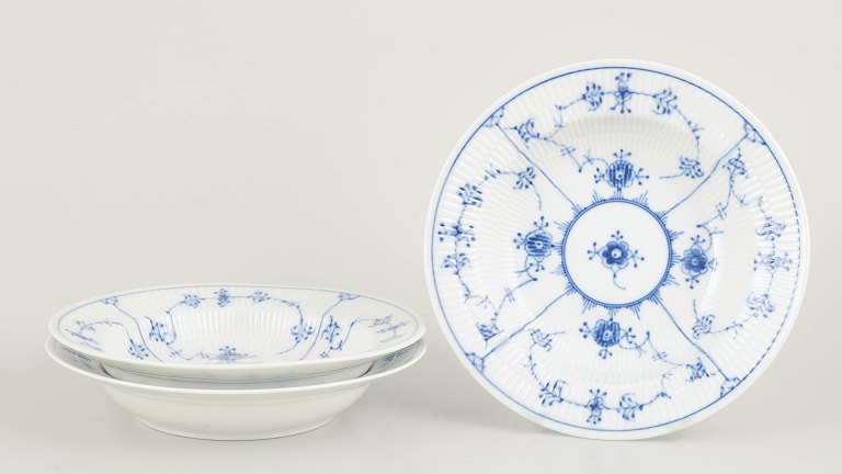 Royal Copenhagen Musselmalet Riflet dybe tallerkener, sæt af tre.