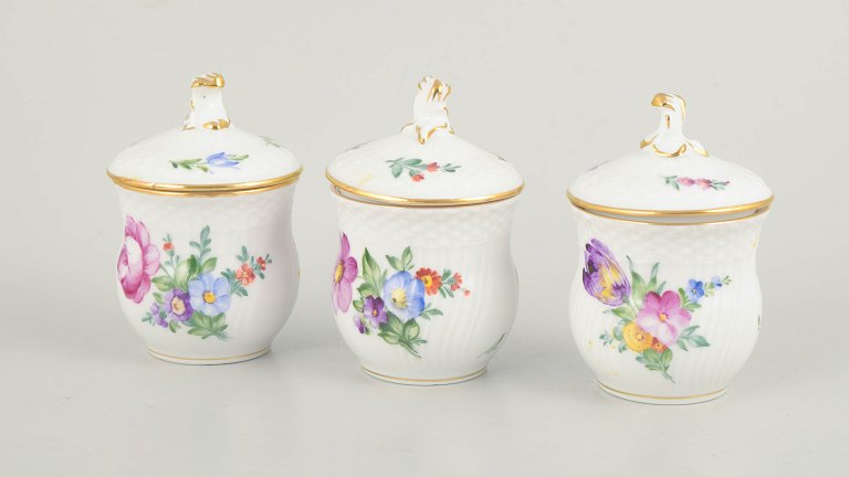 Royal Copenhagen, saksisk blomst sæt af tre cremekopper med tilhørende låg.