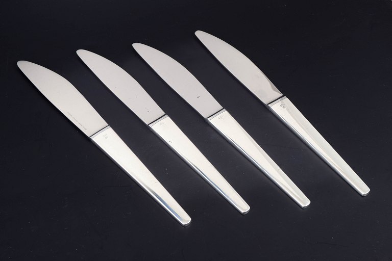 Henning Koppel for Georg Jensen, sæt af fire middagsknive Caravel.