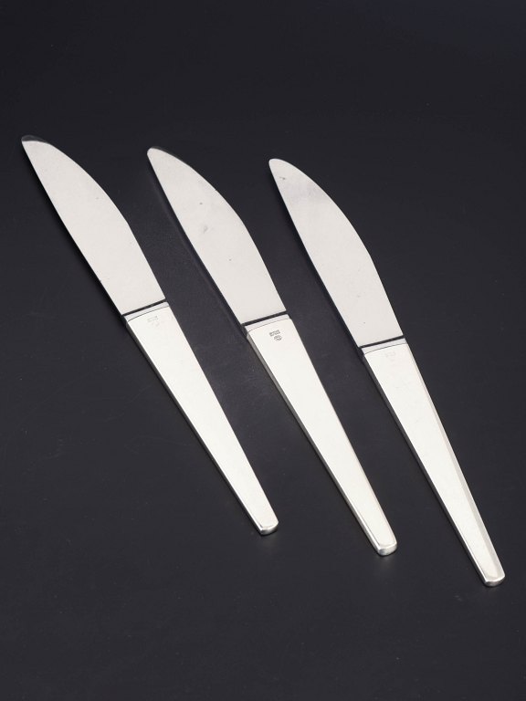 Henning Koppel for Georg Jensen, tre middagsknive Caravel.