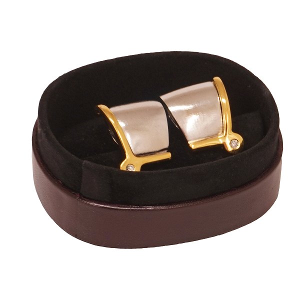 Ole Lynggaard øreclips i 14kt guld hver med diamant på ca. 0,05ct. V: 20,2gr