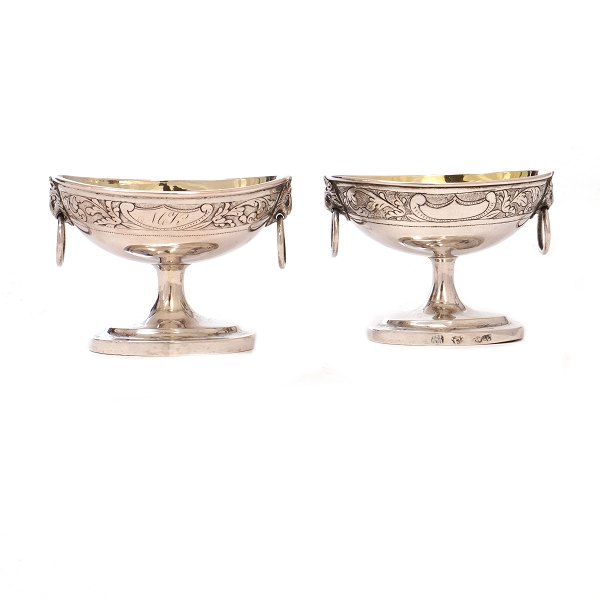 Et par empire saltkar i sølv af Nicolai Christensen, København, ca. år 1820. H: 5,7cm. L: 7,8cm