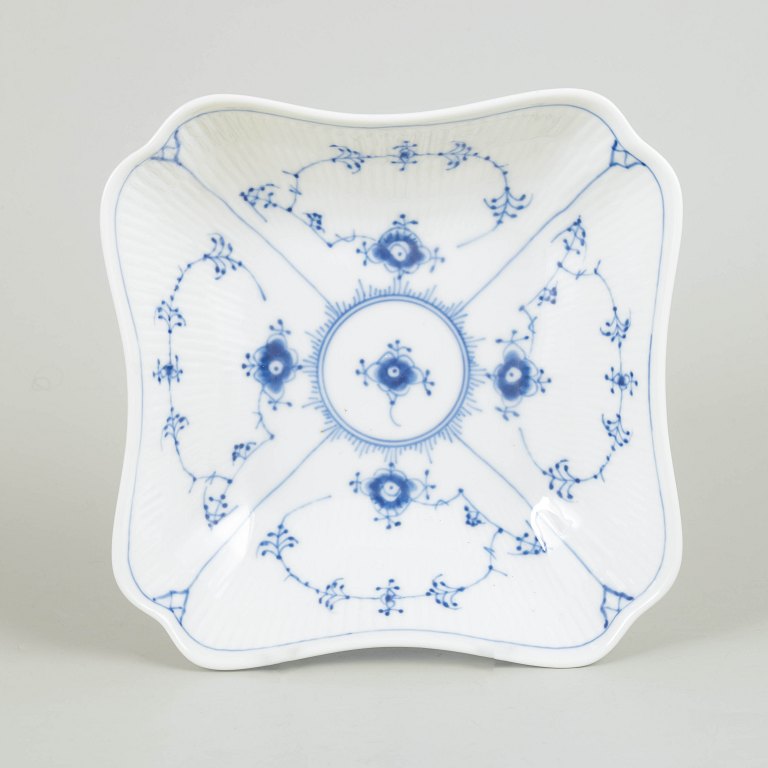 Royal Copenhagen Musselmalet Riflet, firkantet skål.