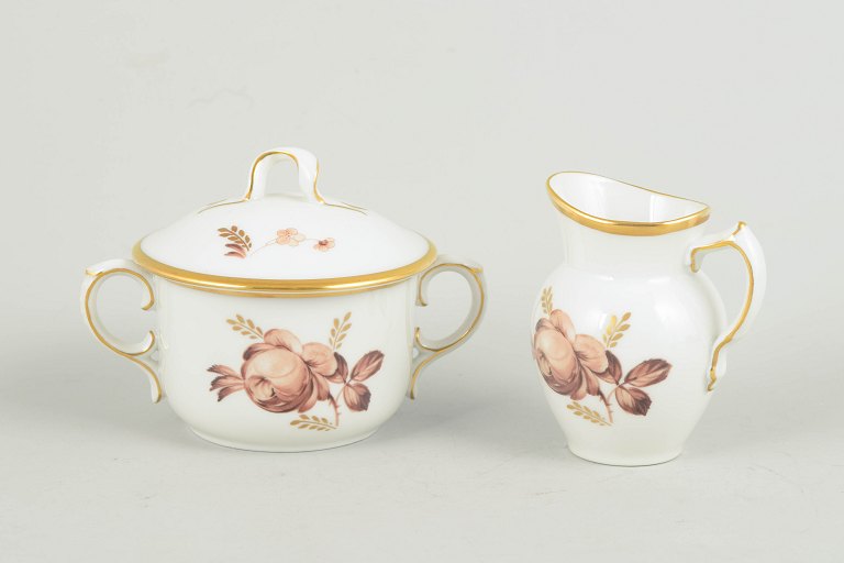 Royal Copenhagen brun rose, flødekande og sukkerskål.