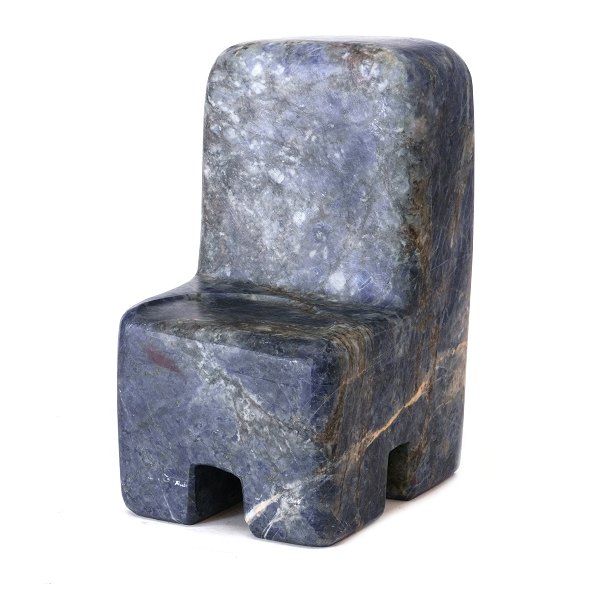 Poul Isbak, f. 1943, skulptur i form af stol udført i afrikansk blå granit. Signeret og dateret 1998. H: 23cm. B: 12,5cm. D: 14,5cm
