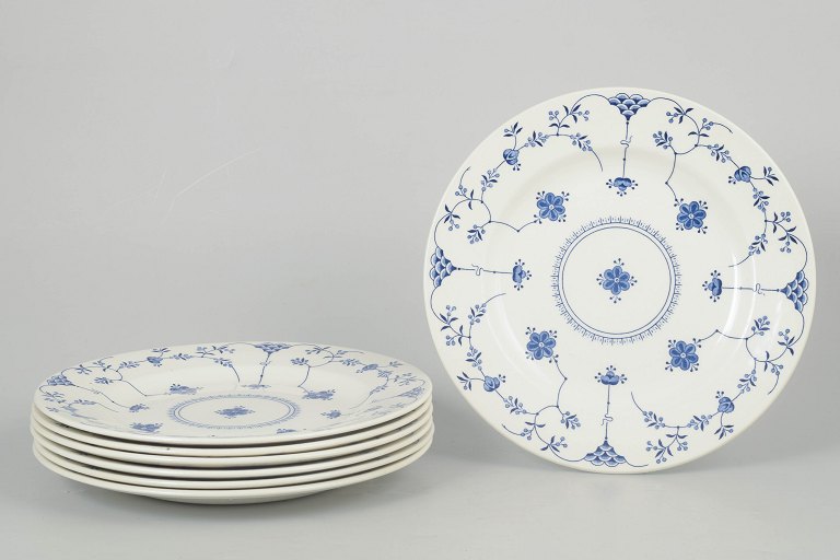 Sæt af syv middagstallerkener i blåmalet musselstil fra Churchill Staffordshire.