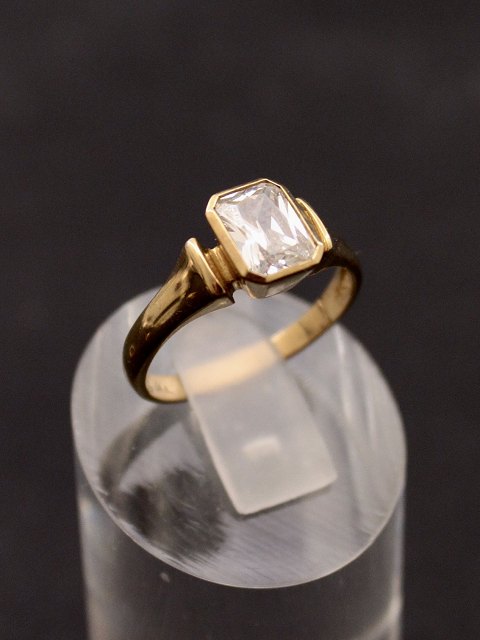 8 karat guld ring med klar sten