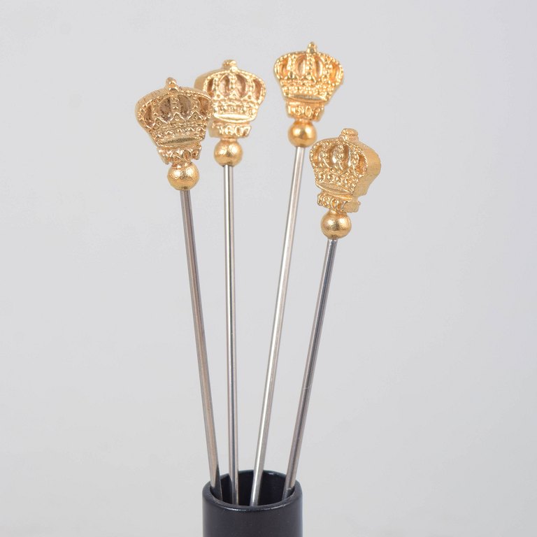 Skultuna, sæt af fire cocktailpinde med kronemotiv.