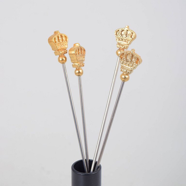 Skultuna, sæt af fire cocktailpinde med kronemotiv.