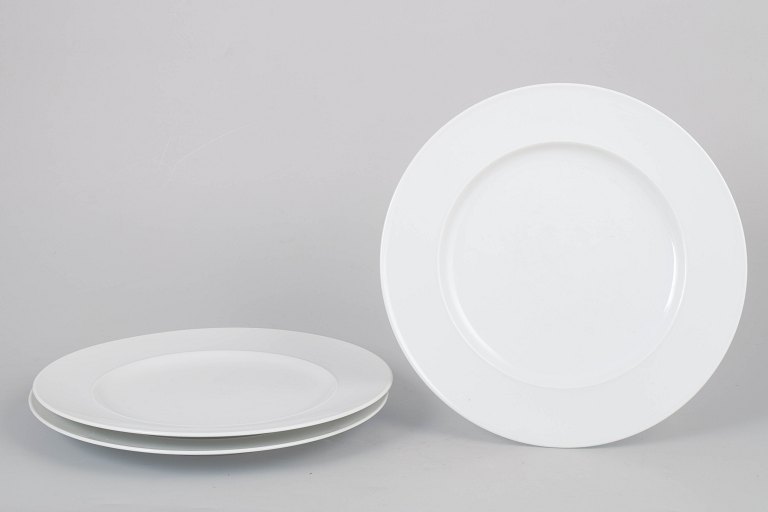 Tapio Wirkkala for Rosenthal Studio-Line, set of three dinner plates.