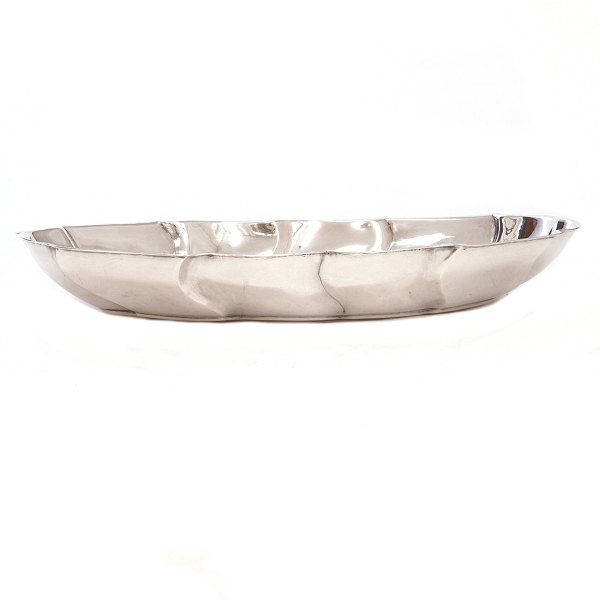 Stor skævknækket sættebakke af sølv udført af Nicolai Langermann, København, 1748-1767. Dateret 1753. H: 3,7cm. L: 24cm. V: 298gr