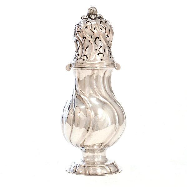 Stor ligeknækket barok strøbøsse i sølv udført af Christopher Jonsen, København, dateret 1761. H: 20,5cm