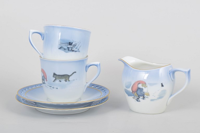 Harald Wiberg for Bing & Grøndahl, two coffee cups with matching saucers and creamer.