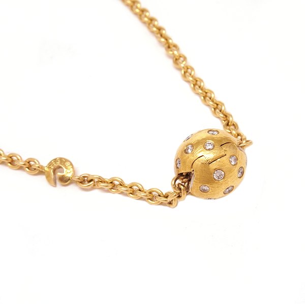 Ole Lynggaard kuglelås i 18kt guld med 28 diamanter og tilhørende halskæde af Ole Lynggaard i 14kt guld. Lås D: 10mm. Halskæde L: 81cm