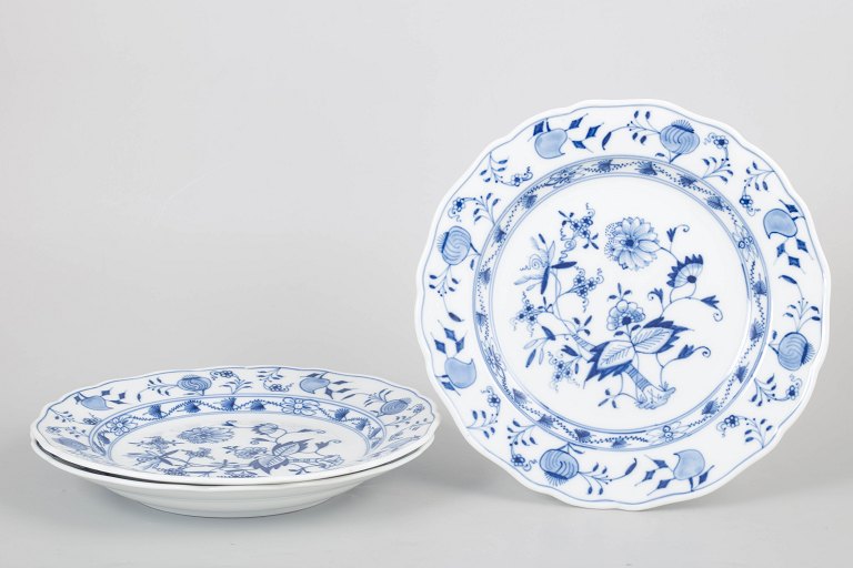 Meissen Blue Onion, set of three dinner plates.